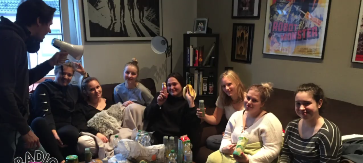 Max hat die Mädels mit einem Katerfrühstück geweckt.